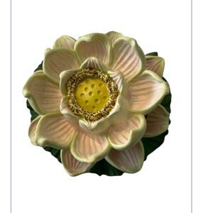 Vintage resin Waterlily Lotus hinged trinket box w/gold trim & red stone EVC